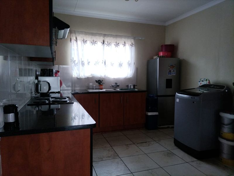 Modern 3-Bedroom Flat in a Secure Complex - Photo 2