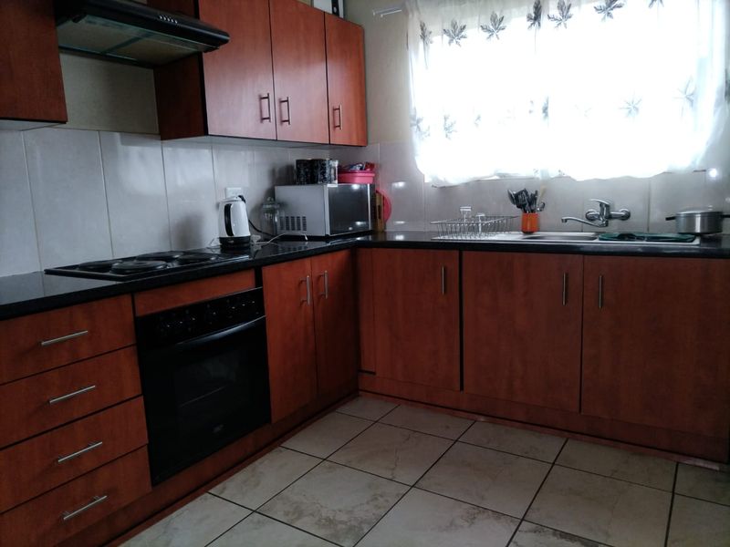 Modern 3-Bedroom Flat in a Secure Complex - Photo 3