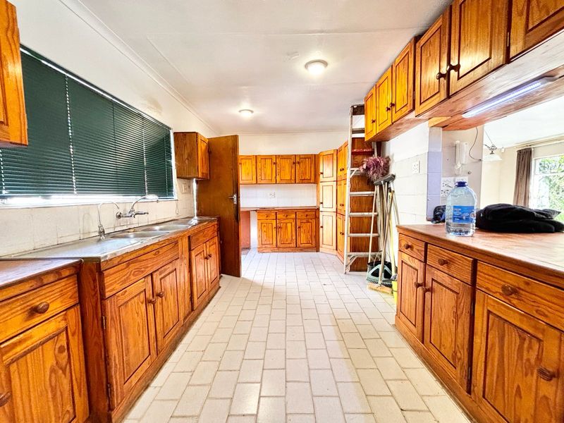 Spacious 4 Bedroom Family Home with Entertainment Space - Photo 9