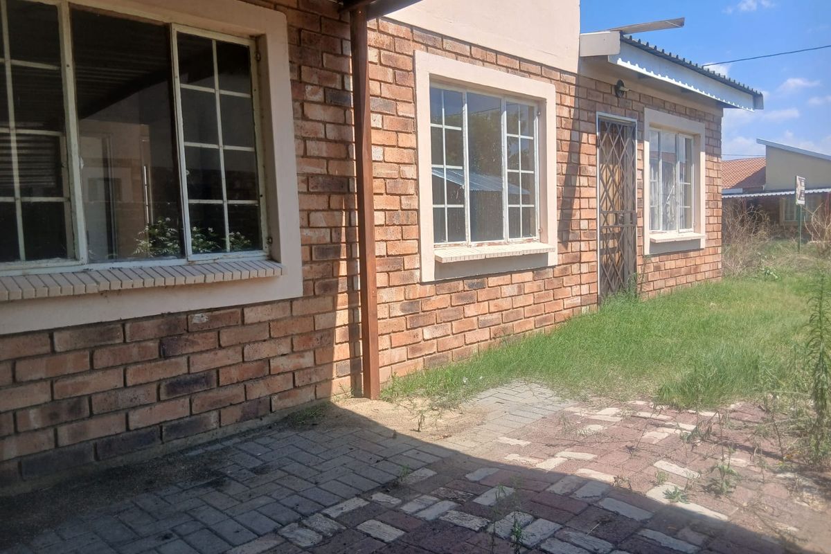 3 Bedroom House for Sale in Seraleng - Photo 2