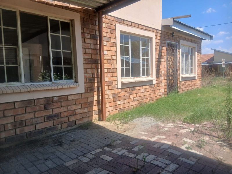 3 Bedroom House for Sale in Seraleng - Photo 2