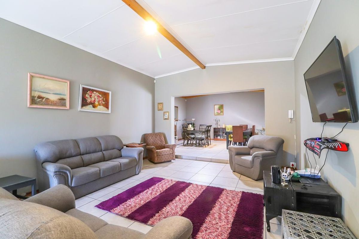 Spacious Free Standing Home With Massive Rooms & a Two Bedroom Flatlet Witfield/Lilianton enclose - Photo 4
