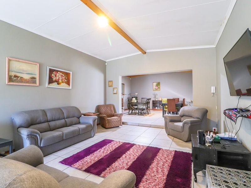 Spacious Free Standing Home With Massive Rooms & a Two Bedroom Flatlet Witfield/Lilianton enclose - Photo 4