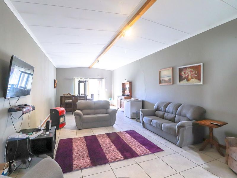 Spacious Free Standing Home With Massive Rooms & a Two Bedroom Flatlet Witfield/Lilianton enclose - Photo 5