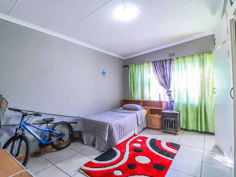 Spacious Free Standing Home With Massive Rooms & a Two Bedroom Flatlet Witfield/Lilianton enclose - Photo 10