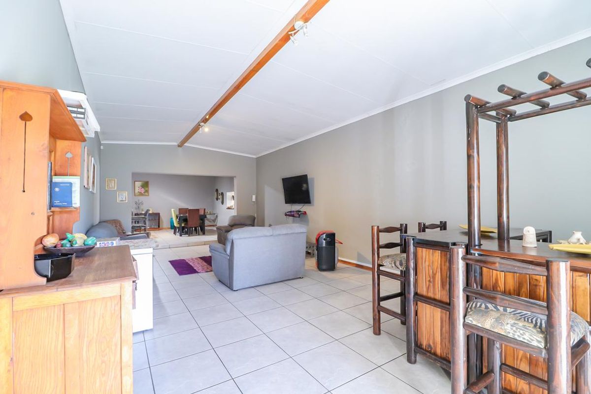 Spacious Free Standing Home With Massive Rooms & a Two Bedroom Flatlet Witfield/Lilianton enclose - Photo 3