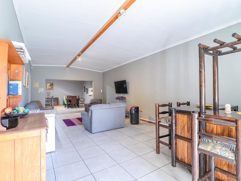 Spacious Free Standing Home With Massive Rooms & a Two Bedroom Flatlet Witfield/Lilianton enclose - Photo 3