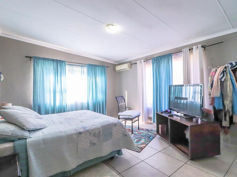 Spacious Free Standing Home With Massive Rooms & a Two Bedroom Flatlet Witfield/Lilianton enclose - Photo 8