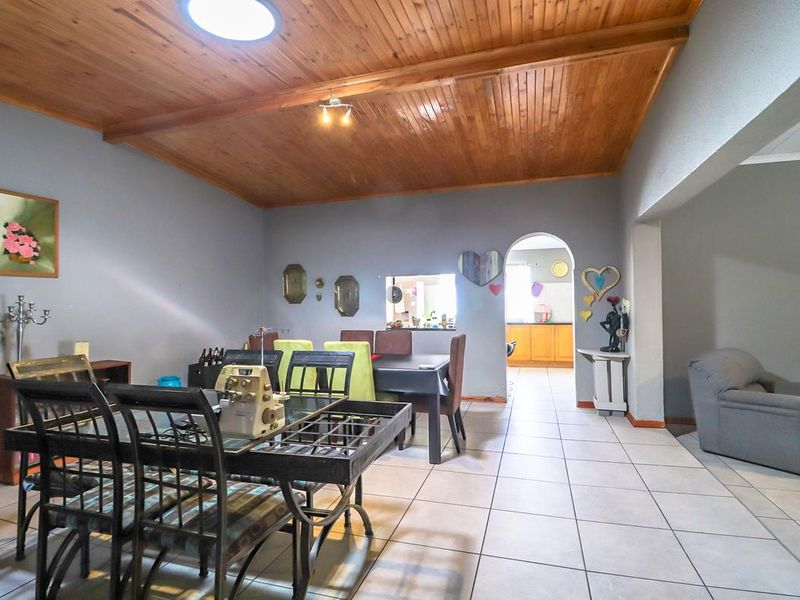 Spacious Free Standing Home With Massive Rooms & a Two Bedroom Flatlet Witfield/Lilianton enclose - Photo 6