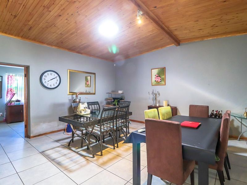 Spacious Free Standing Home With Massive Rooms & a Two Bedroom Flatlet Witfield/Lilianton enclose - Photo 7