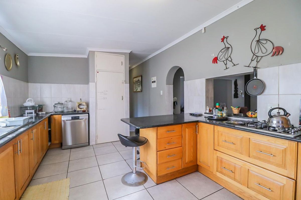 Spacious Free Standing Home With Massive Rooms & a Two Bedroom Flatlet Witfield/Lilianton enclose - Photo 2