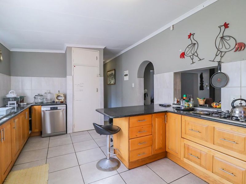 Spacious Free Standing Home With Massive Rooms & a Two Bedroom Flatlet Witfield/Lilianton enclose - Photo 2