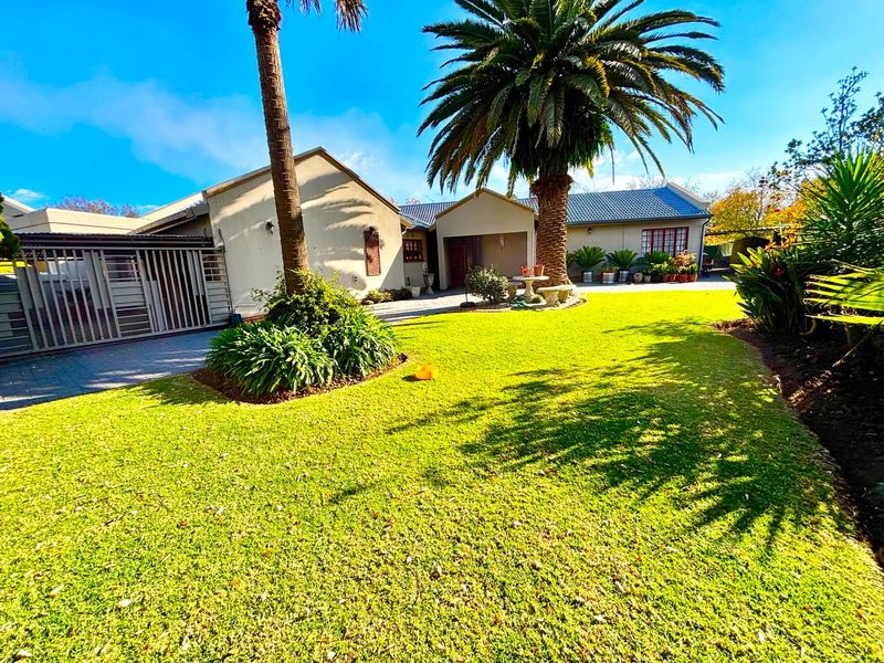 Modern Family Living with Exceptional Entertainment & Energy-Saving Features - Photo 1
