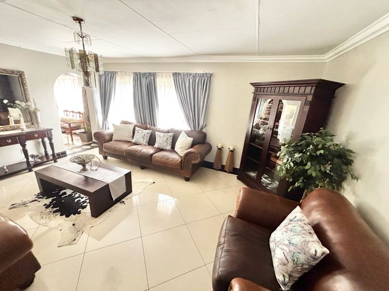 Modern Family Living with Exceptional Entertainment & Energy-Saving Features - Photo 3