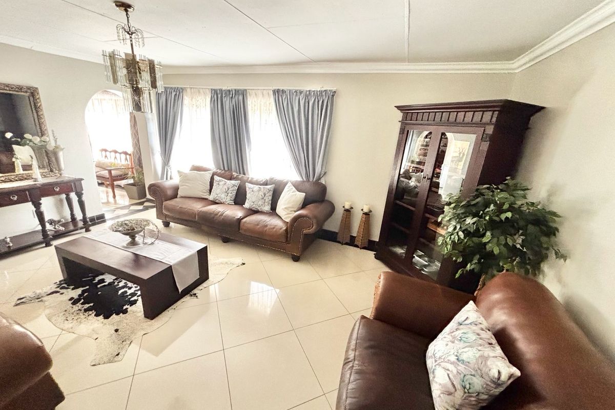 Modern Family Living with Exceptional Entertainment & Energy-Saving Features - Photo 3
