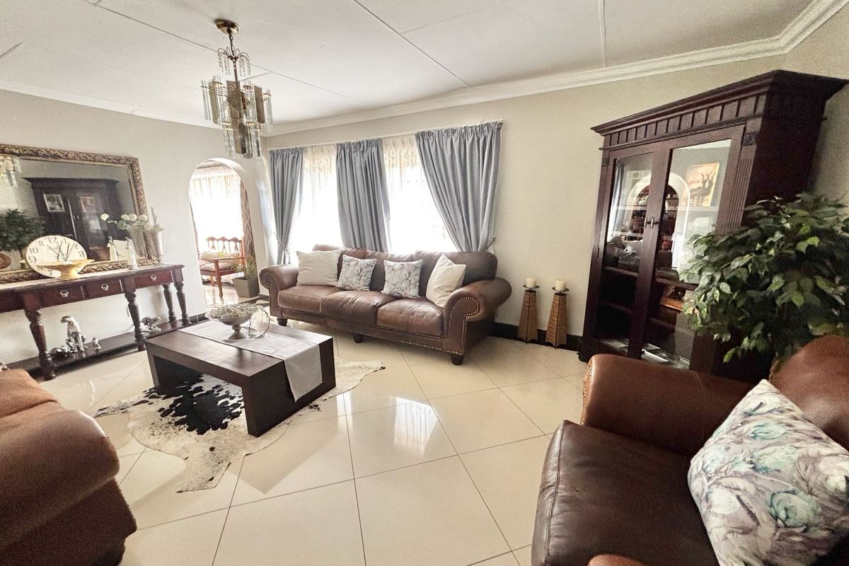 Modern Family Living with Exceptional Entertainment & Energy-Saving Features - Photo 4
