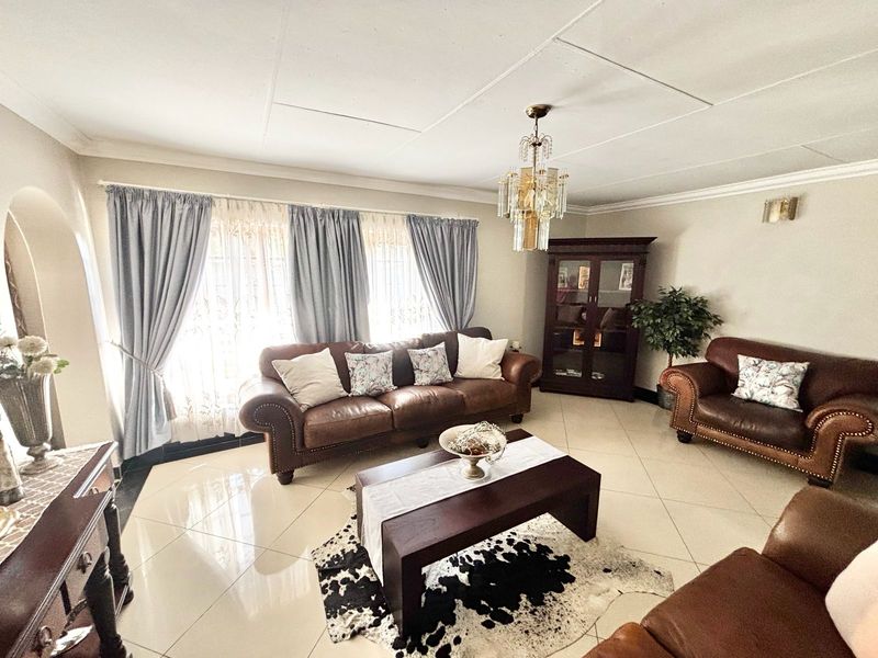 Modern Family Living with Exceptional Entertainment & Energy-Saving Features - Photo 5