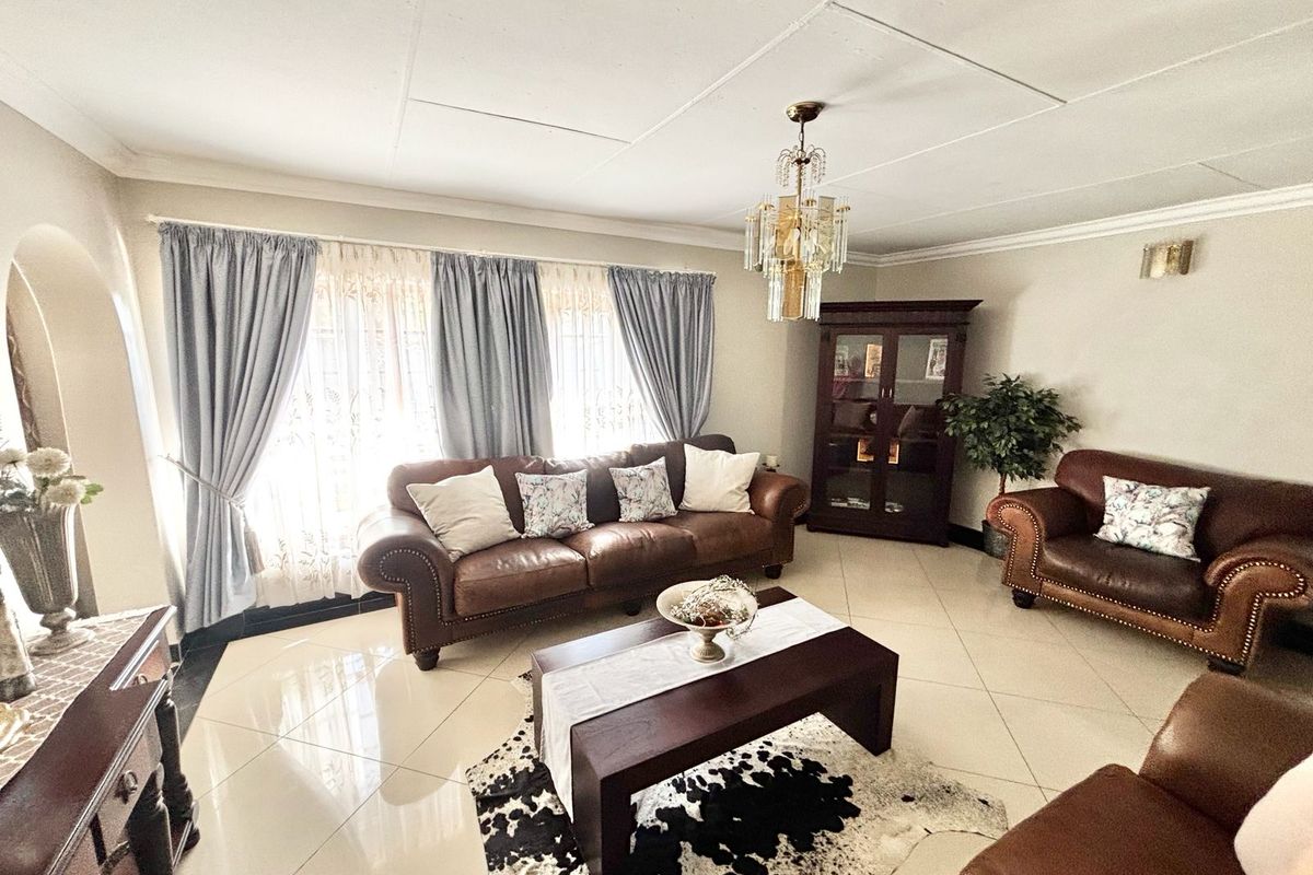 Modern Family Living with Exceptional Entertainment & Energy-Saving Features - Photo 5