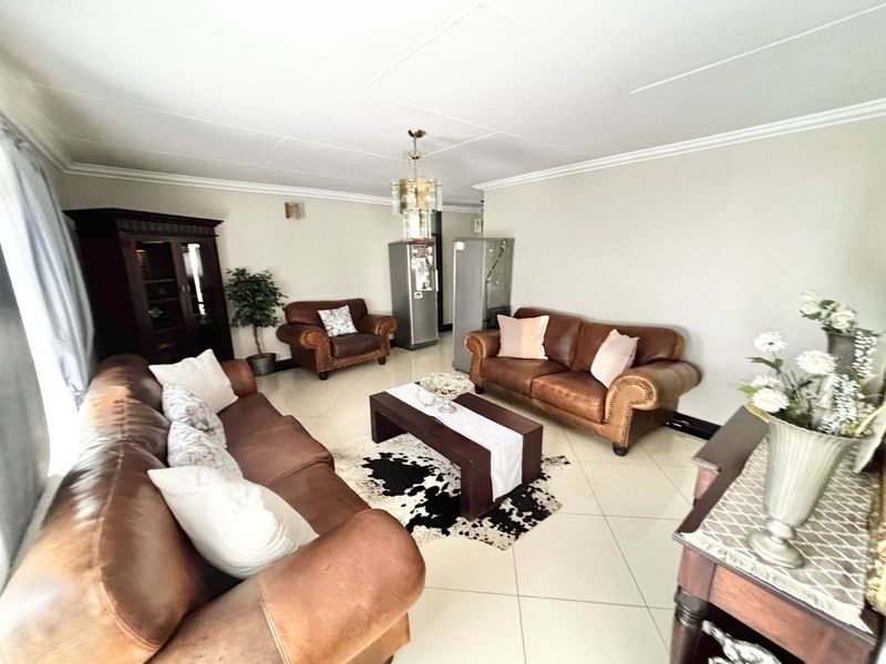 Modern Family Living with Exceptional Entertainment & Energy-Saving Features - Photo 7