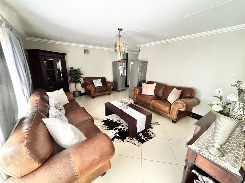 Modern Family Living with Exceptional Entertainment & Energy-Saving Features - Photo 6