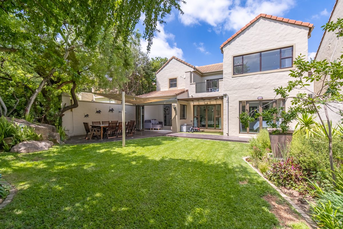 Large Family Home in Sought-After Lonehill Village Estate - Photo 2