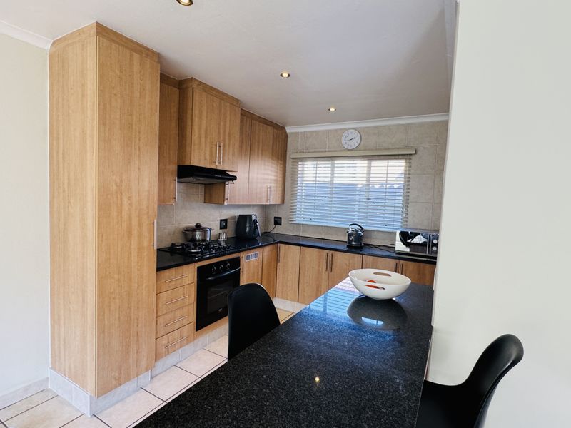 Modern, Energy-Efficient Townhouse in Sought-After Thatchfield Close - Photo 6