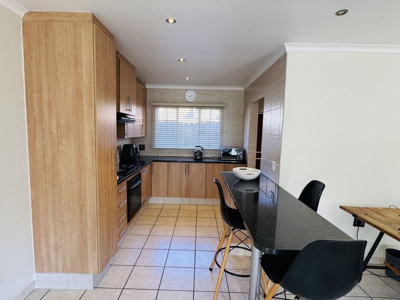 Modern, Energy-Efficient Townhouse in Sought-After Thatchfield Close - Photo 7
