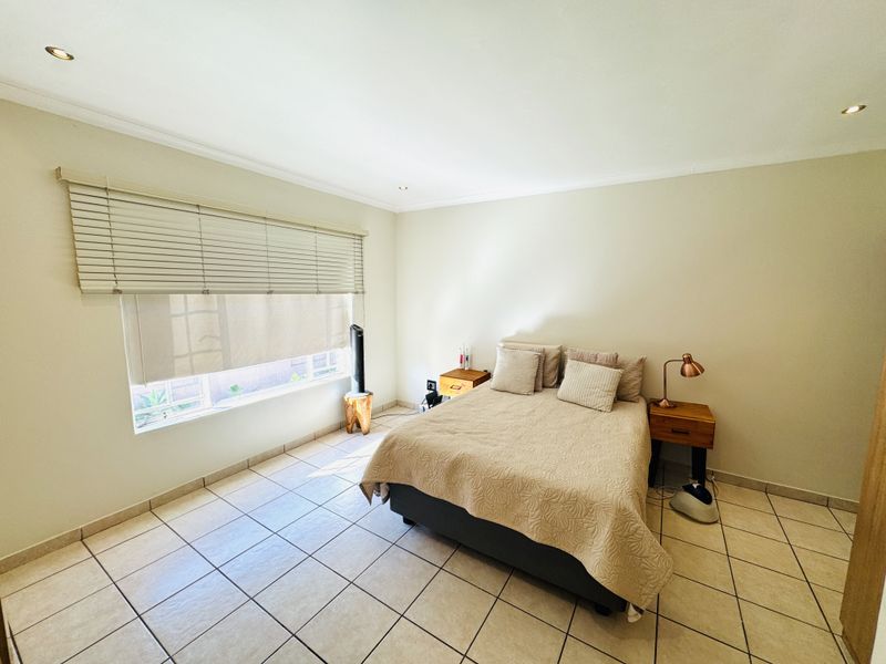 Modern, Energy-Efficient Townhouse in Sought-After Thatchfield Close - Photo 9