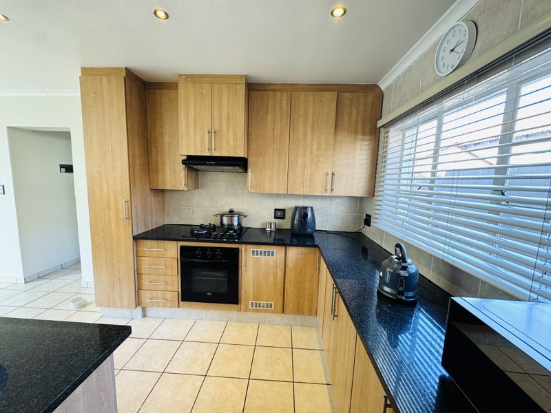 Modern, Energy-Efficient Townhouse in Sought-After Thatchfield Close - Photo 5