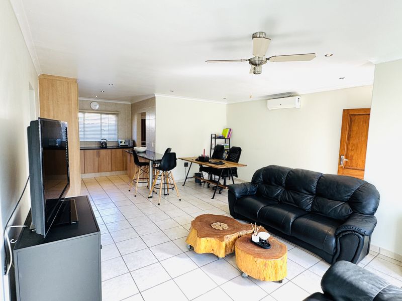 Modern, Energy-Efficient Townhouse in Sought-After Thatchfield Close - Photo 2