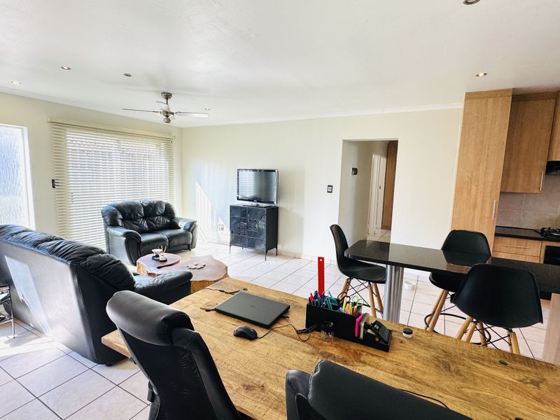 Modern, Energy-Efficient Townhouse in Sought-After Thatchfield Close - Photo 8
