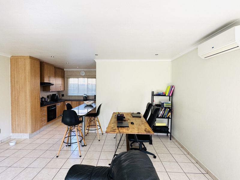 Modern, Energy-Efficient Townhouse in Sought-After Thatchfield Close - Photo 4