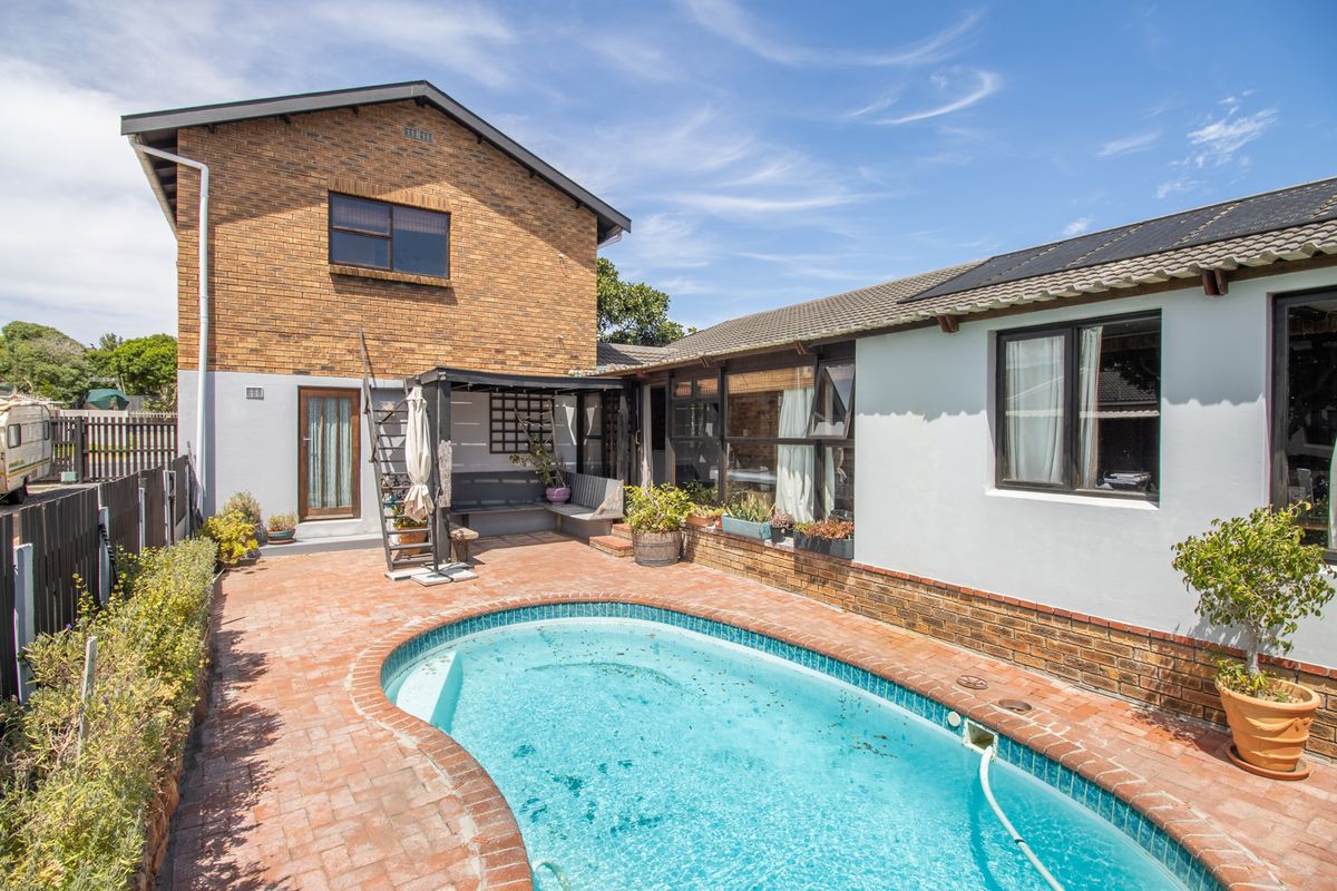 Stunning Family Home with Flatlet. - Photo 2