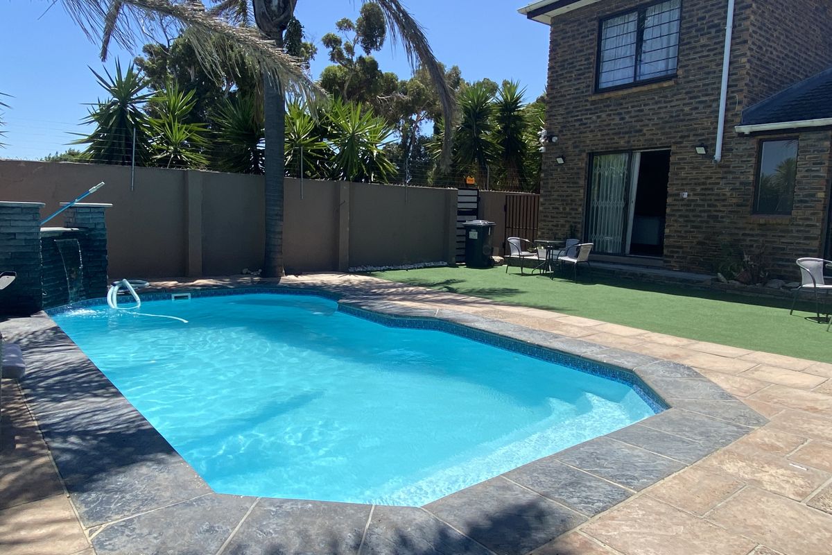 Exceptional 4 Bedroom  Home With 2-Bed Granny Flat - Photo 3