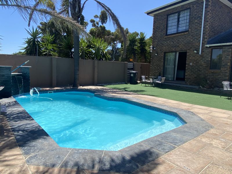 Exceptional 4 Bedroom  Home With 2-Bed Granny Flat - Photo 3