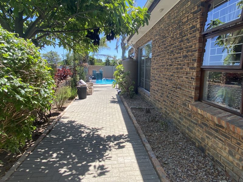 Exceptional 4 Bedroom  Home With 2-Bed Granny Flat - Photo 7