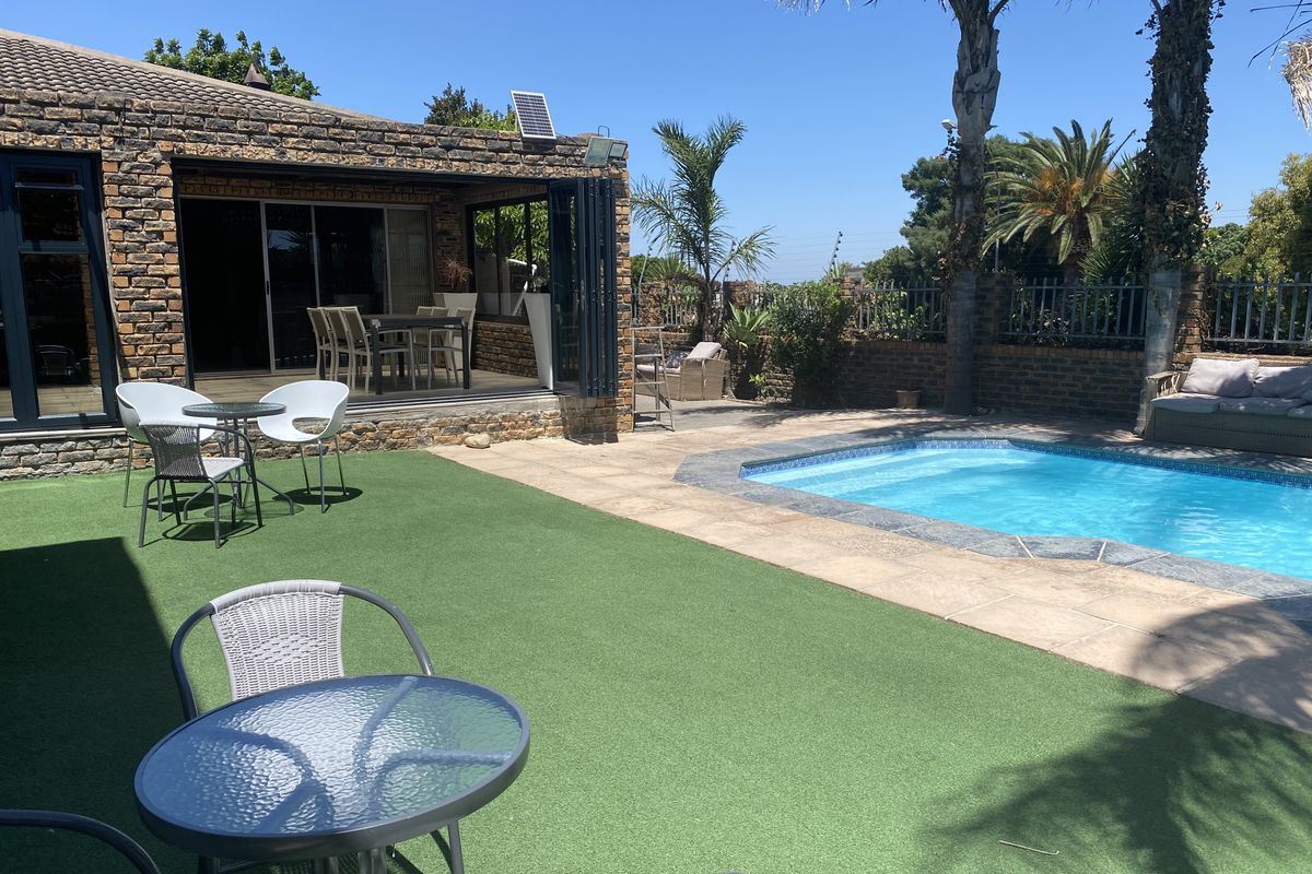 Exceptional 4 Bedroom  Home With 2-Bed Granny Flat - Photo 2