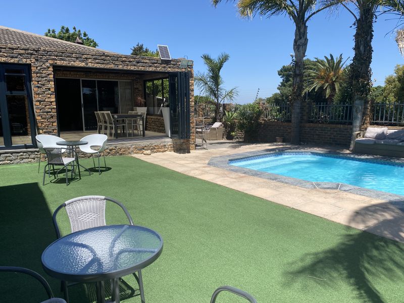 Exceptional 4 Bedroom  Home With 2-Bed Granny Flat - Photo 2