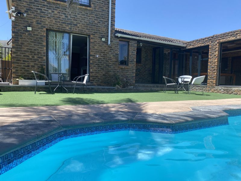 Exceptional 4 Bedroom  Home With 2-Bed Granny Flat - Photo 4