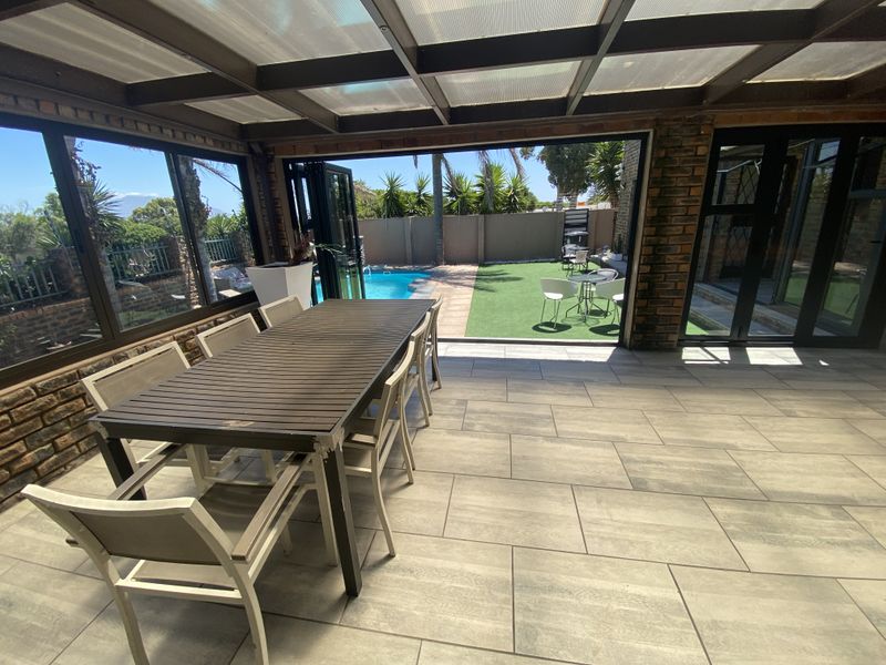 Exceptional 4 Bedroom  Home With 2-Bed Granny Flat - Photo 2