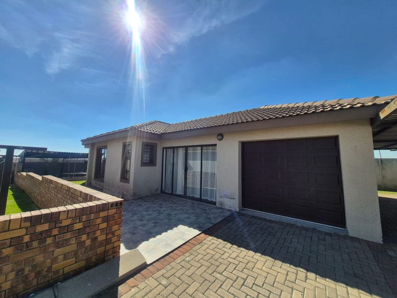 Three Bedroom Townhouse To Let In Secunda! - Photo 1