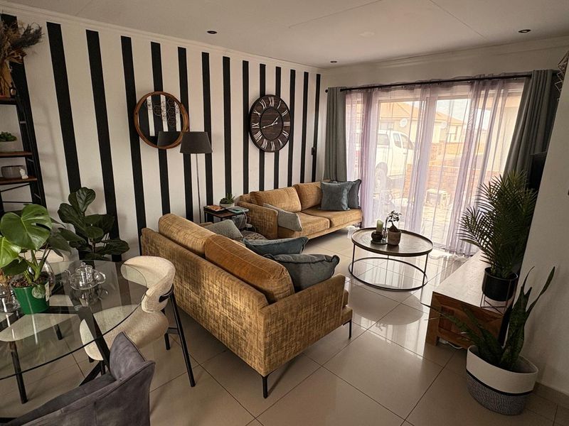 Three Bedroom Townhouse To Let In Secunda! - Photo 5