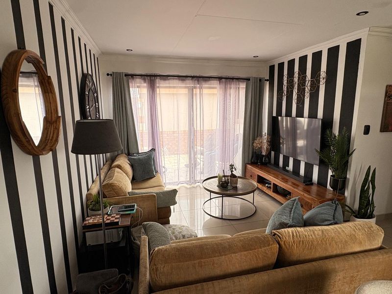 Three Bedroom Townhouse To Let In Secunda! - Photo 4