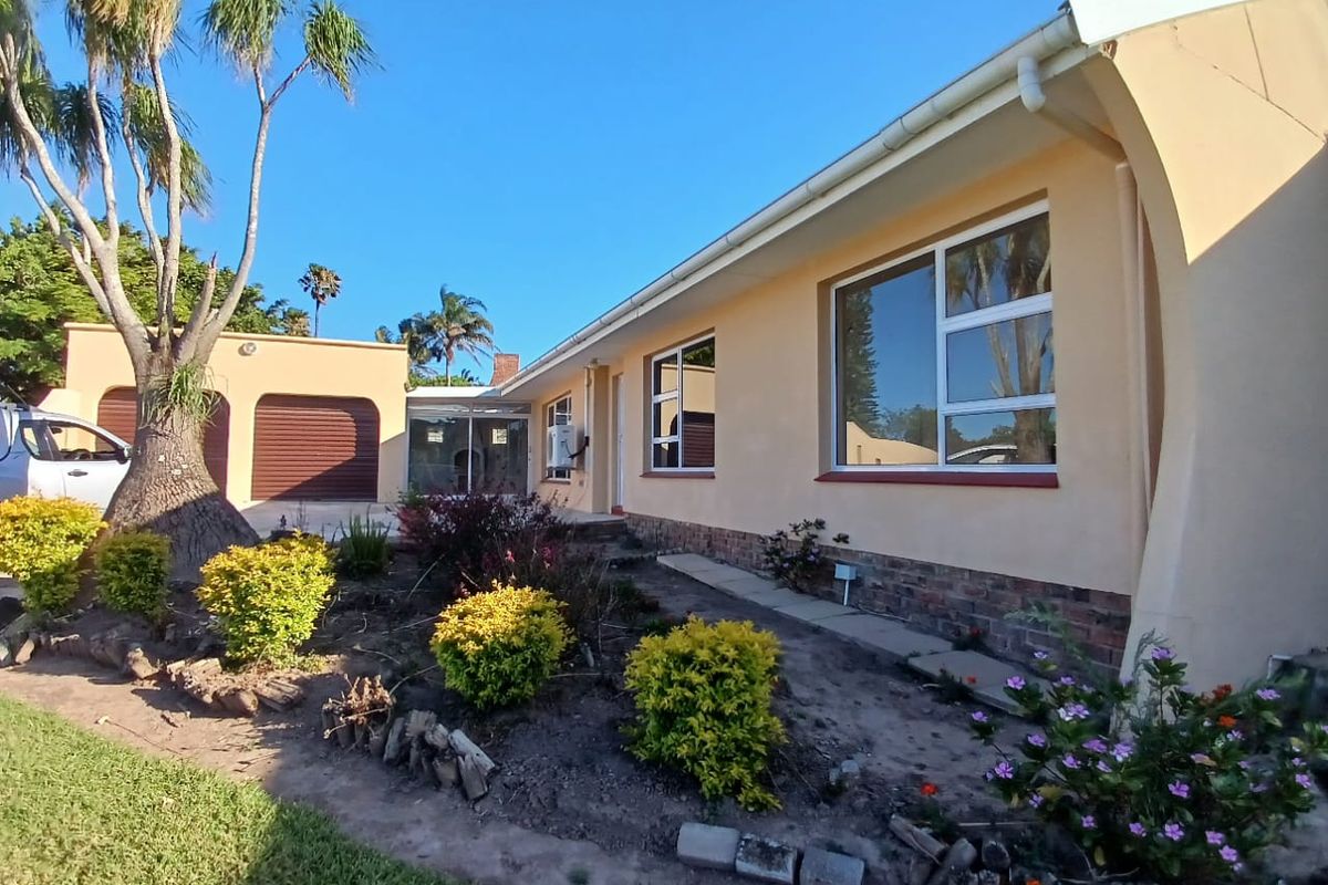 4 Bedroom, 3 Bathroom House with a Double Garage in a Great Area - Photo 2