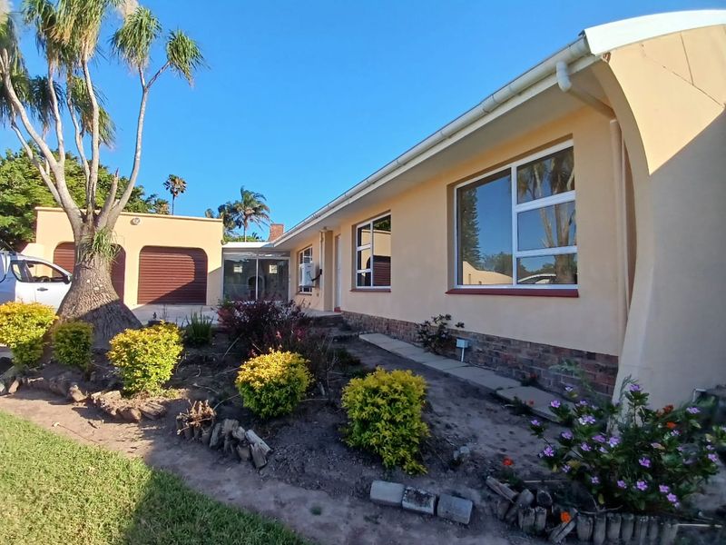 4 Bedroom, 3 Bathroom House with a Double Garage in a Great Area - Photo 2