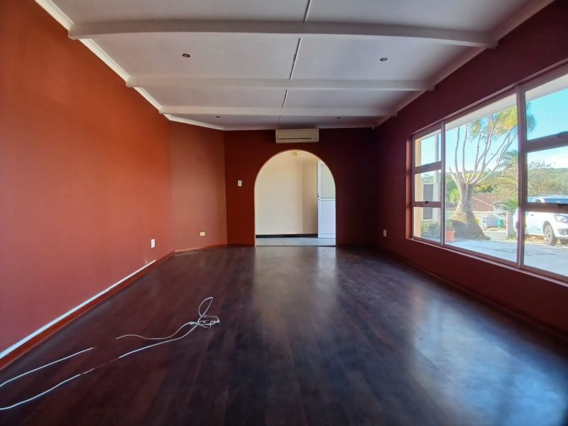 4 Bedroom, 3 Bathroom House with a Double Garage in a Great Area - Photo 5