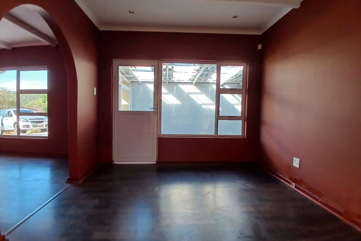 4 Bedroom, 3 Bathroom House with a Double Garage in a Great Area - Photo 4