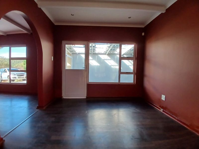 4 Bedroom, 3 Bathroom House with a Double Garage in a Great Area - Photo 4