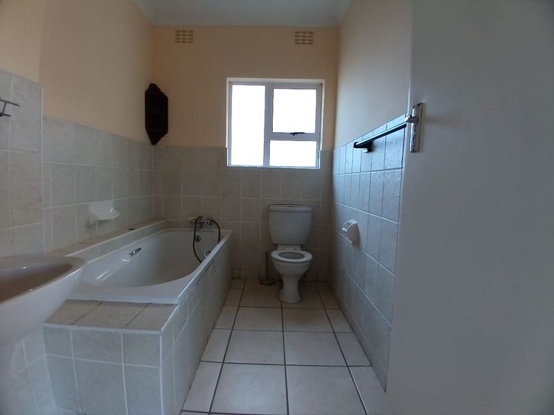 4 Bedroom, 3 Bathroom House with a Double Garage in a Great Area - Photo 9