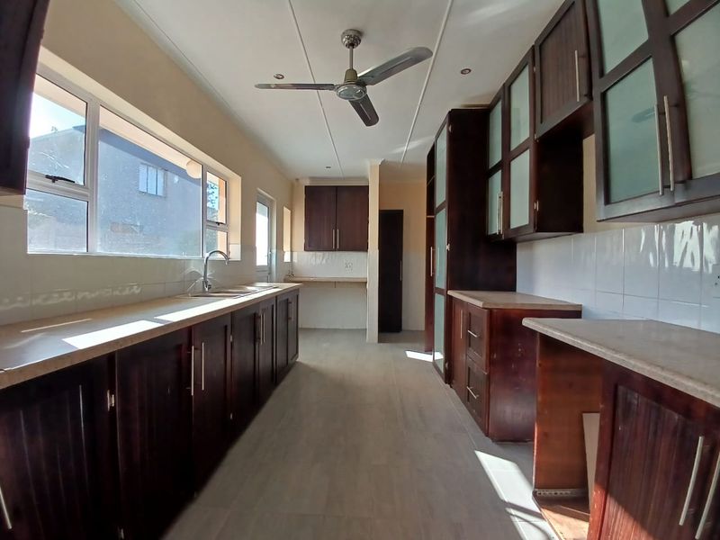 4 Bedroom, 3 Bathroom House with a Double Garage in a Great Area - Photo 7